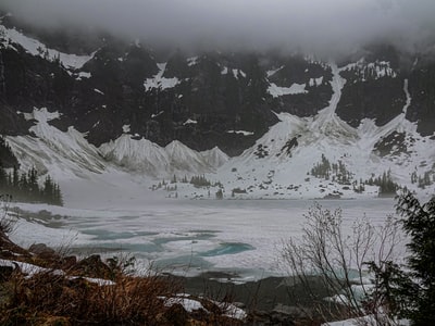 白昼积雪的山